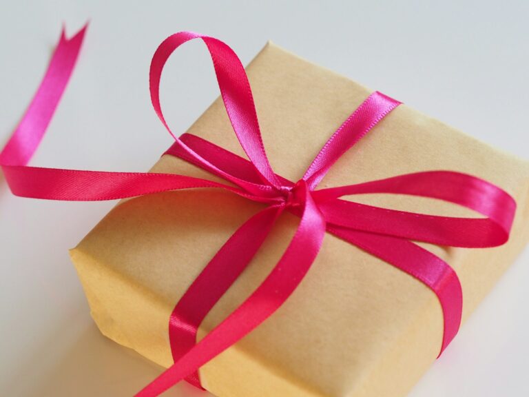 Do You Bring a Gift to a 25th Wedding Anniversary Party: Etiquette & Gift-Giving Guide